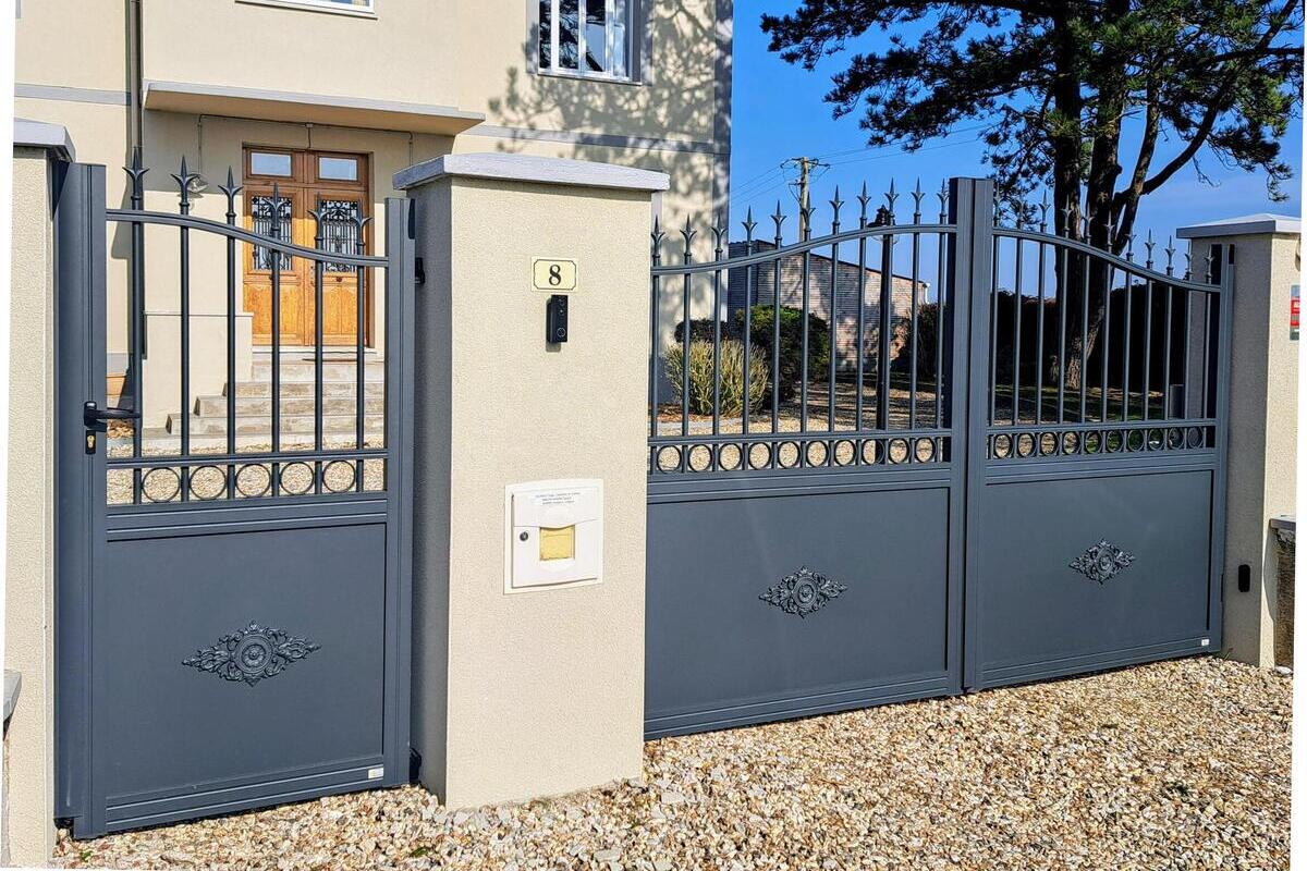 portail ALUMINIUM sur mesure élégant